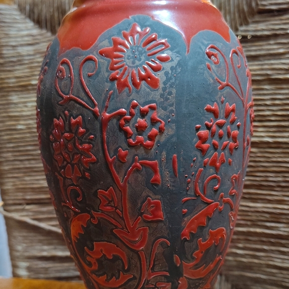 Elegant Red and Black Floral Vase - Picture 3 of 4